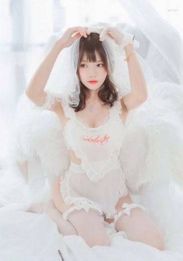 两个奶被老头摸着吃视频